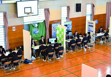 就職支援写真:校内合同企業説明会