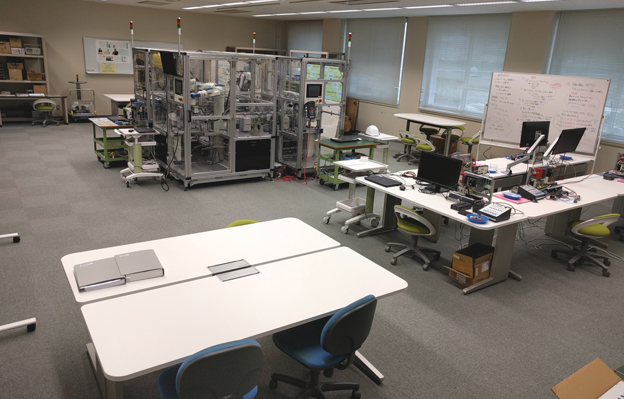 生産ロボットコース用教室の室内風景