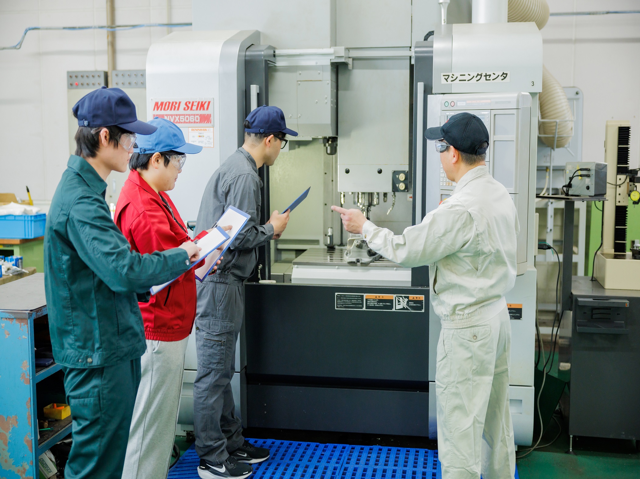 訓練内容７　マシニングセンタとキャムのイメージ写真