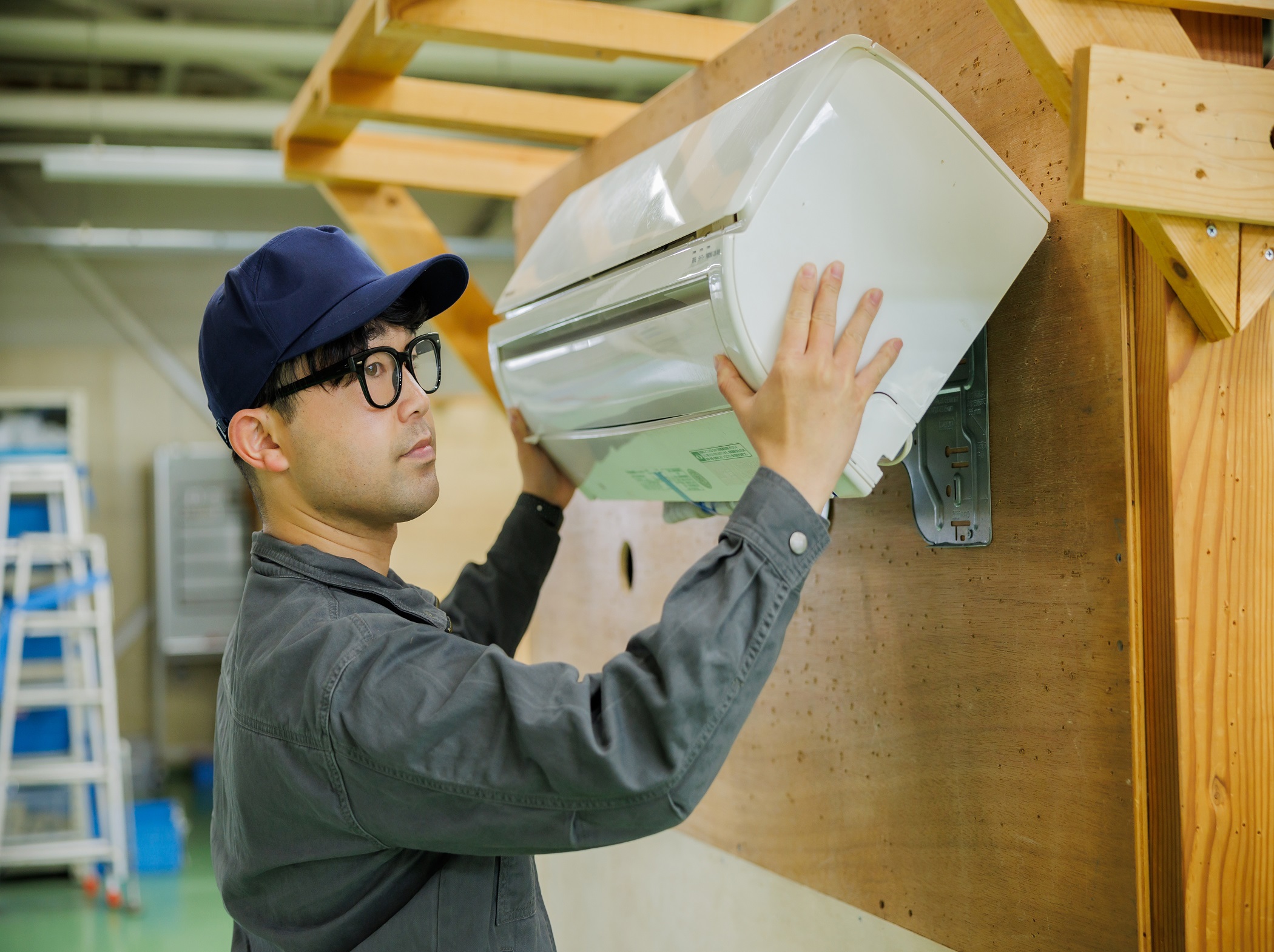 訓練内容６　エアコン取付のイメージ写真