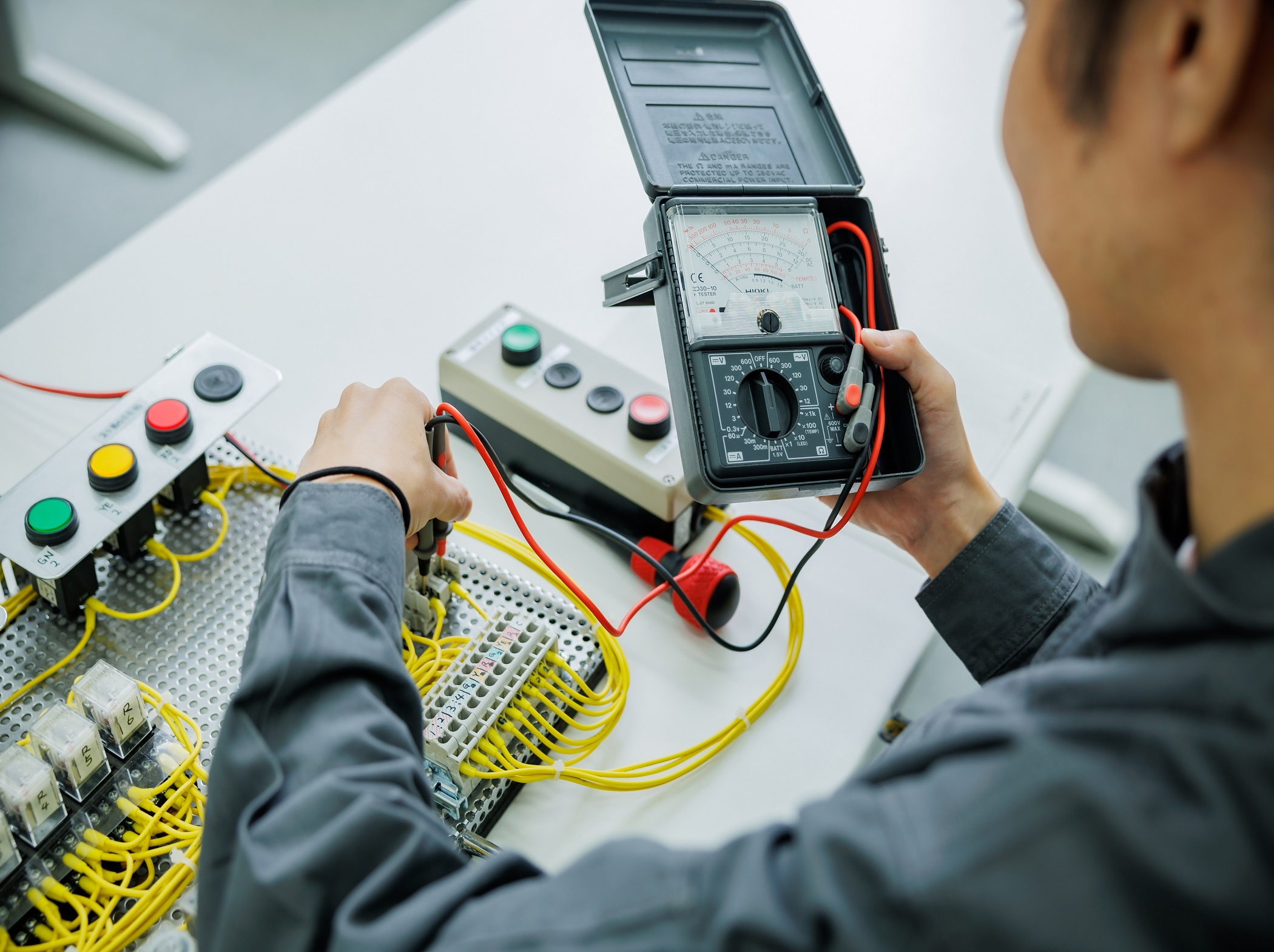 訓練内容９　電気設備保全のイメージ写真