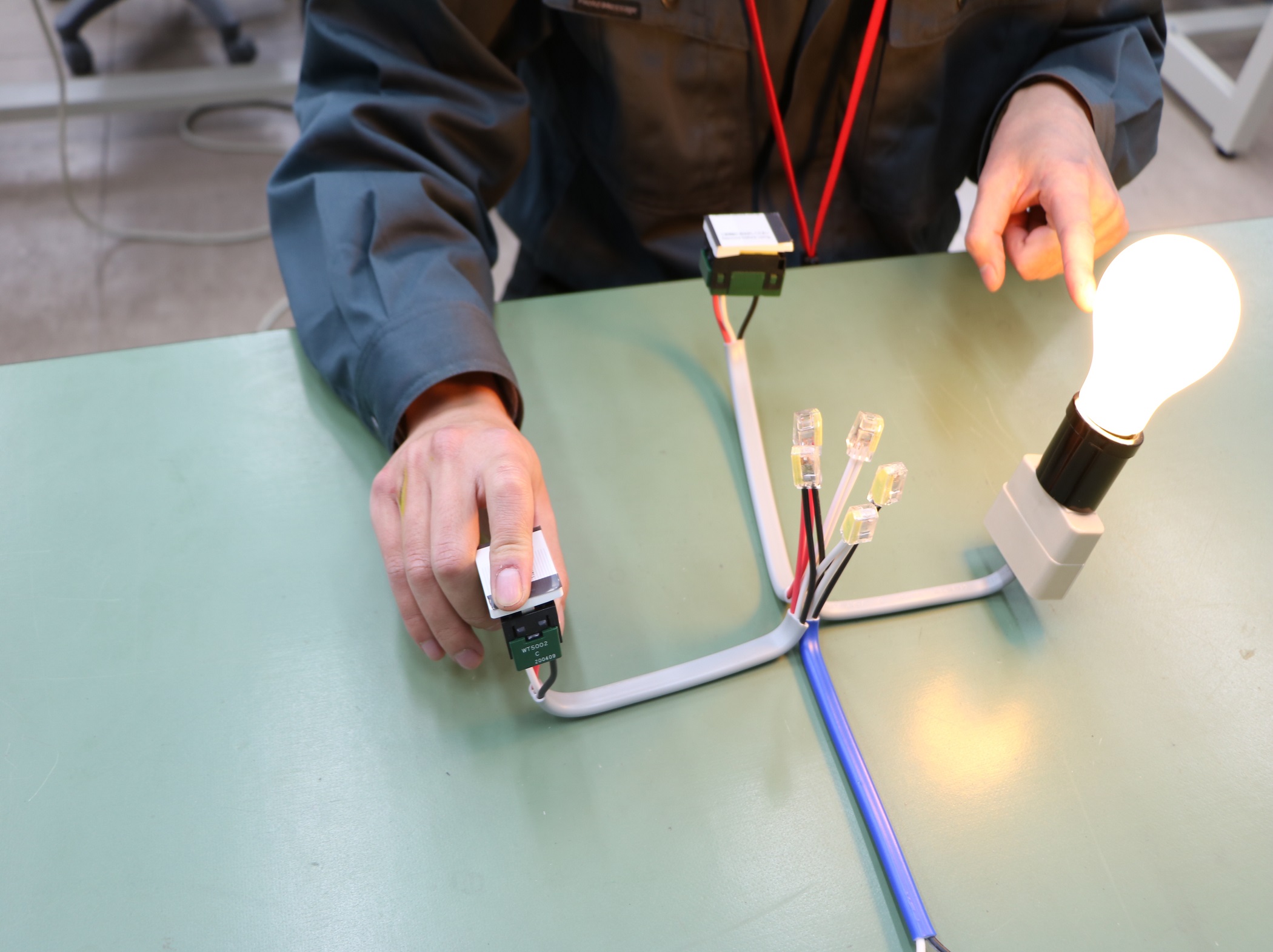 訓練内容１　電気理論のイメージ写真