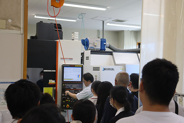 施設見学の様子