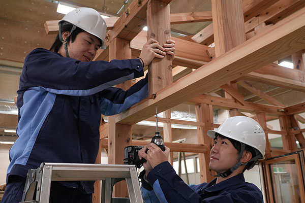 住居環境科　万能試験機を用いた建築材料実験