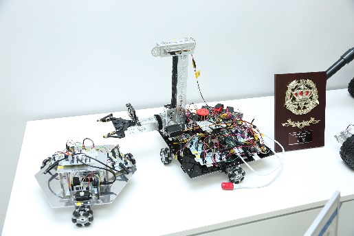 カメラを用いたトラッキング移動ロボットの製作