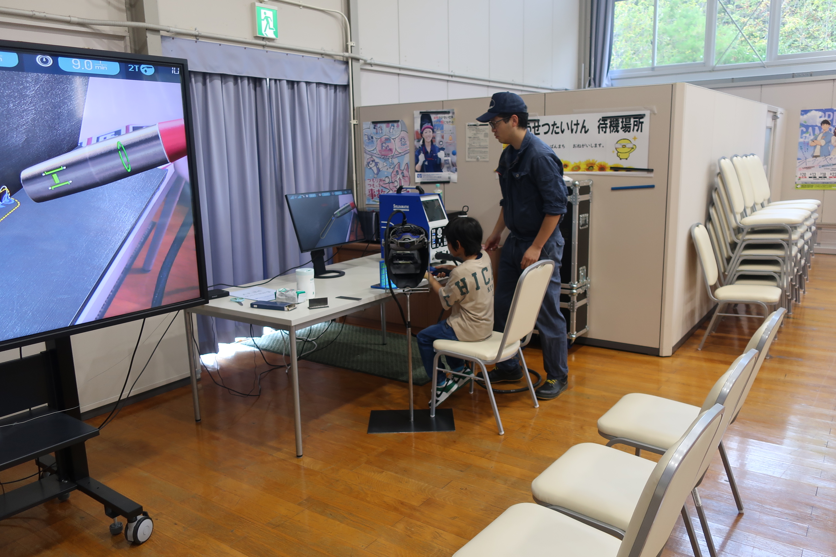 参加者がAR溶接を行っている