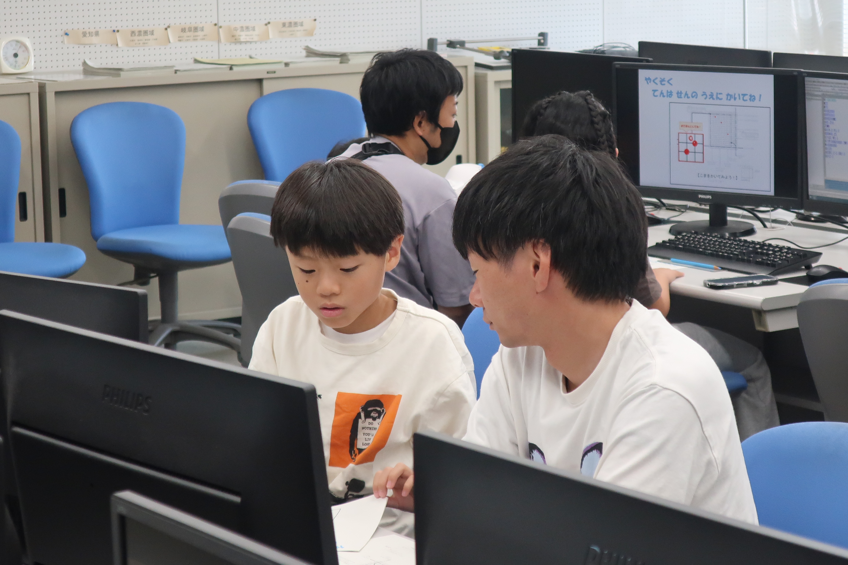 参加者の親子がCADを使ってコマを設計している
