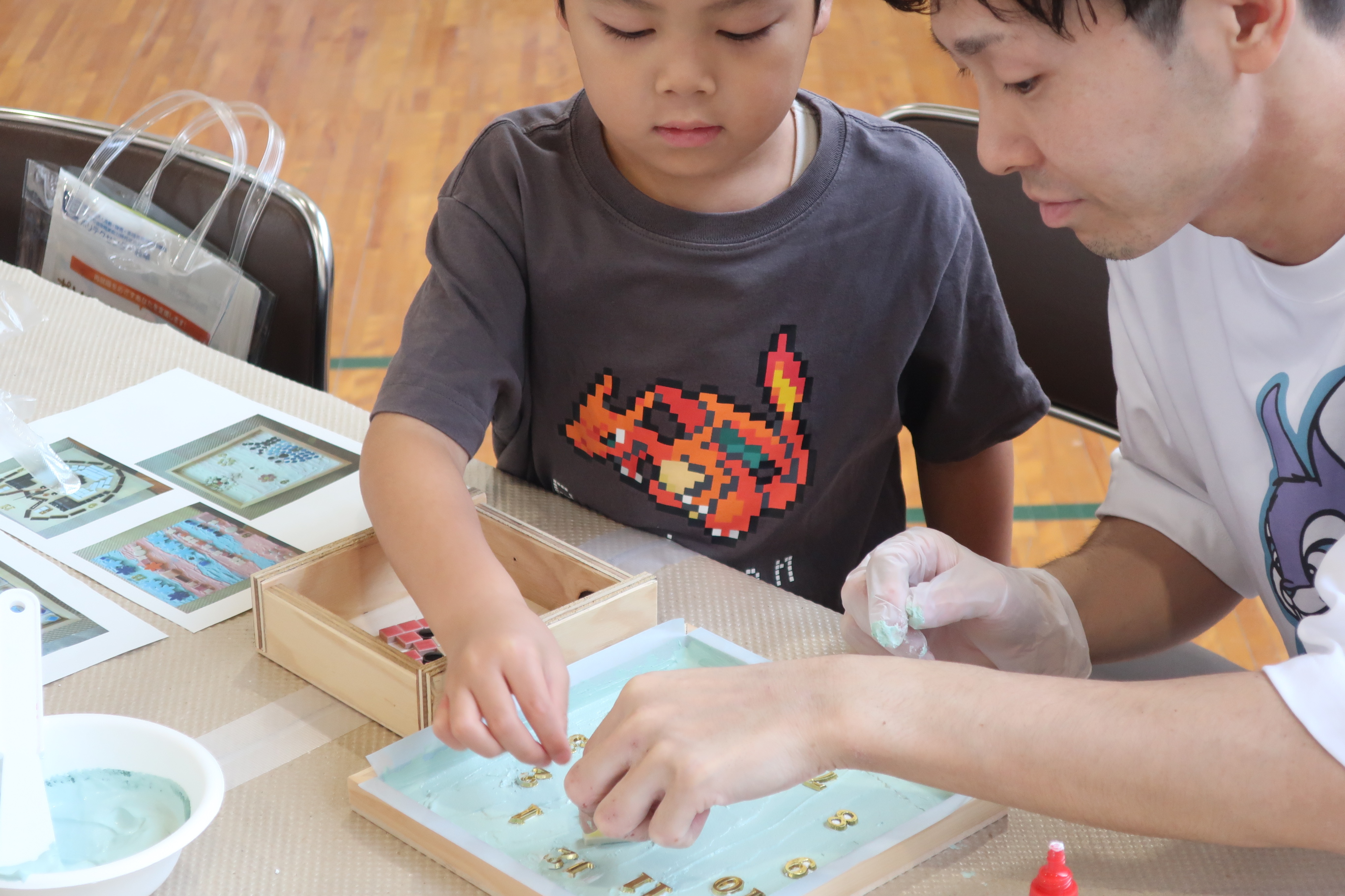 参加者の親子が時計を作っている