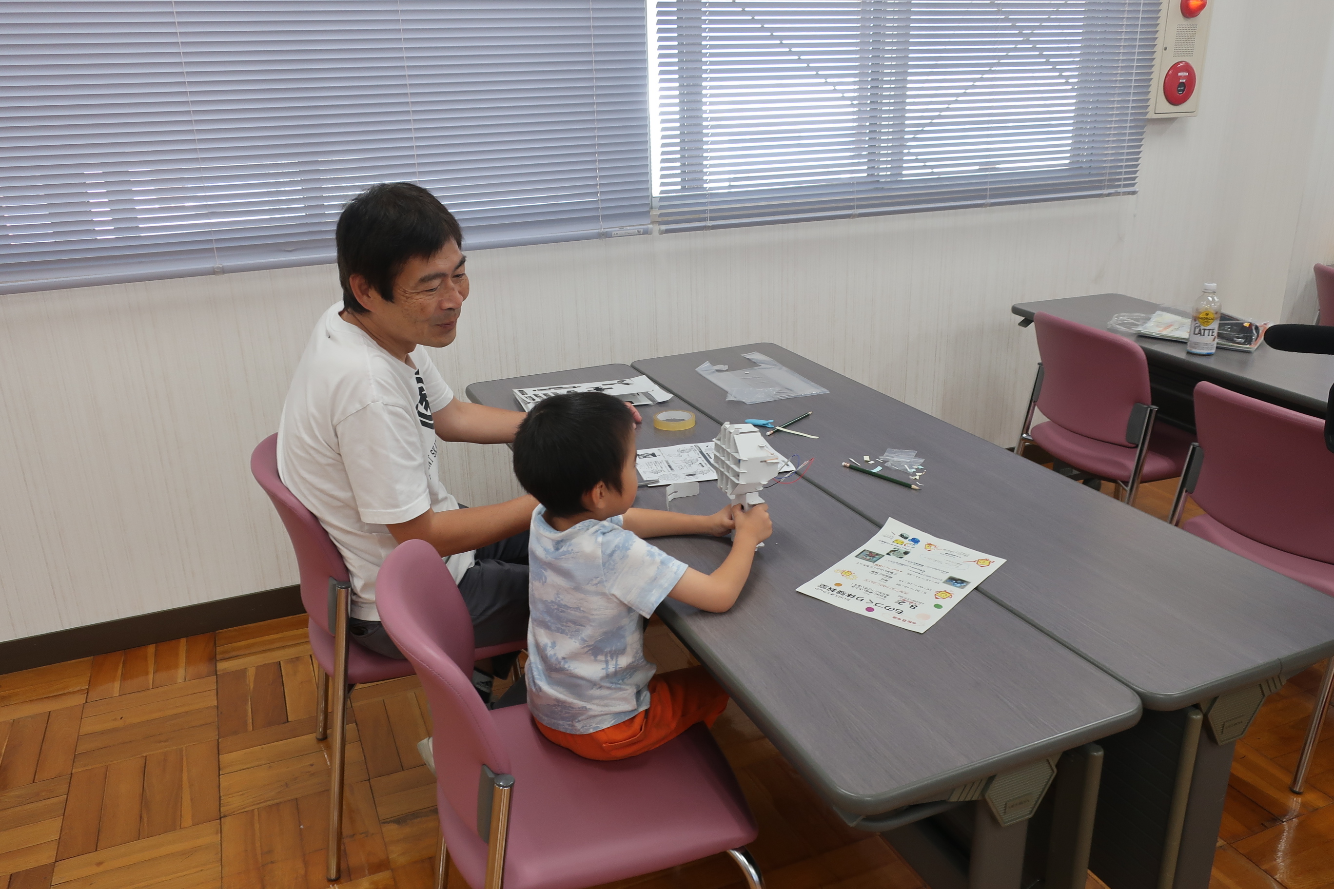 参加者の親子がハンディ扇風機を作っている