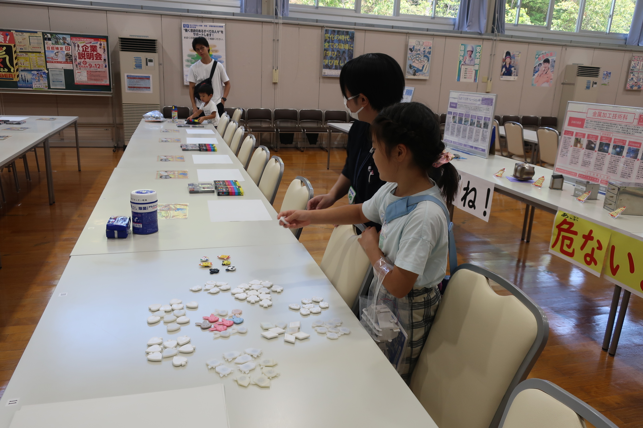 参加者が色ぬりをするマグネットホルダを選んでいる