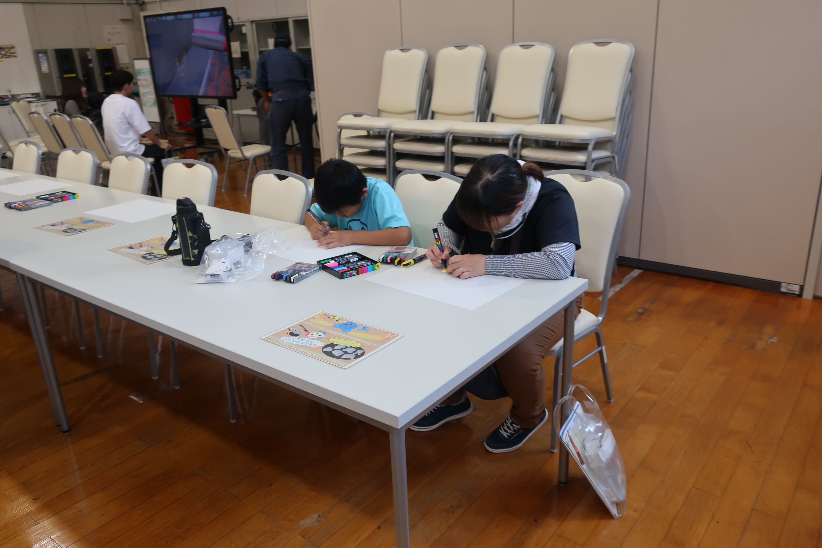 参加者の親子がマグネットホルダの色ぬりをしている