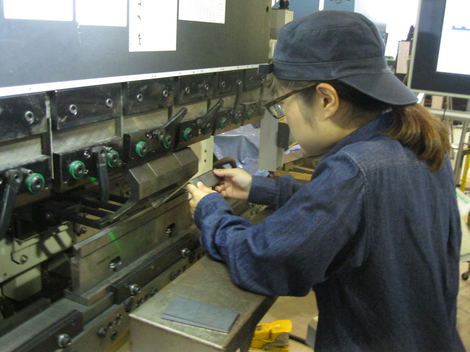 ロボット溶接・レーザー加工・機械板金作業