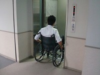 車椅子体験する様子