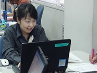 パソコン作業をしている女性の様子