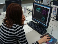 パソコンで学習する女性