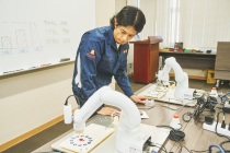 人協働ロボット画面が表示された訓練風景写真です。