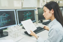 パソコン画面にCADの図面が表示された訓練風景写真です。