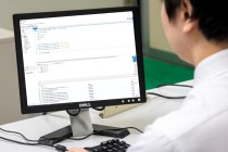 パソコン画面が表示された訓練風景写真です。