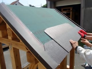 外装施工（屋根材の取り付け）