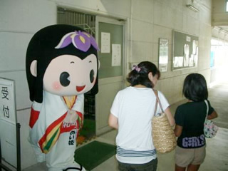 当日は、明和町マスコットキャラクター「めい姫」が 応援に駆けつけてくれました