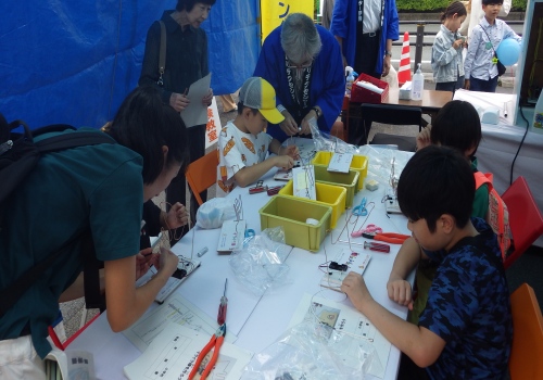 イライラ棒づくり　作業風景（２）