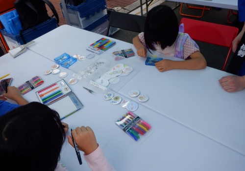 缶バッジづくり　作業風景（１）