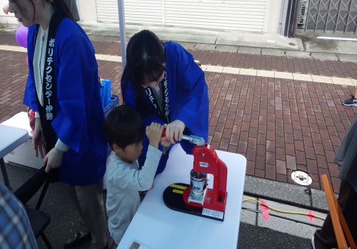 缶バッジづくり　作業風景（２）