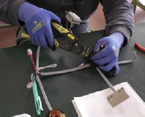 電気工事の基礎訓練風景