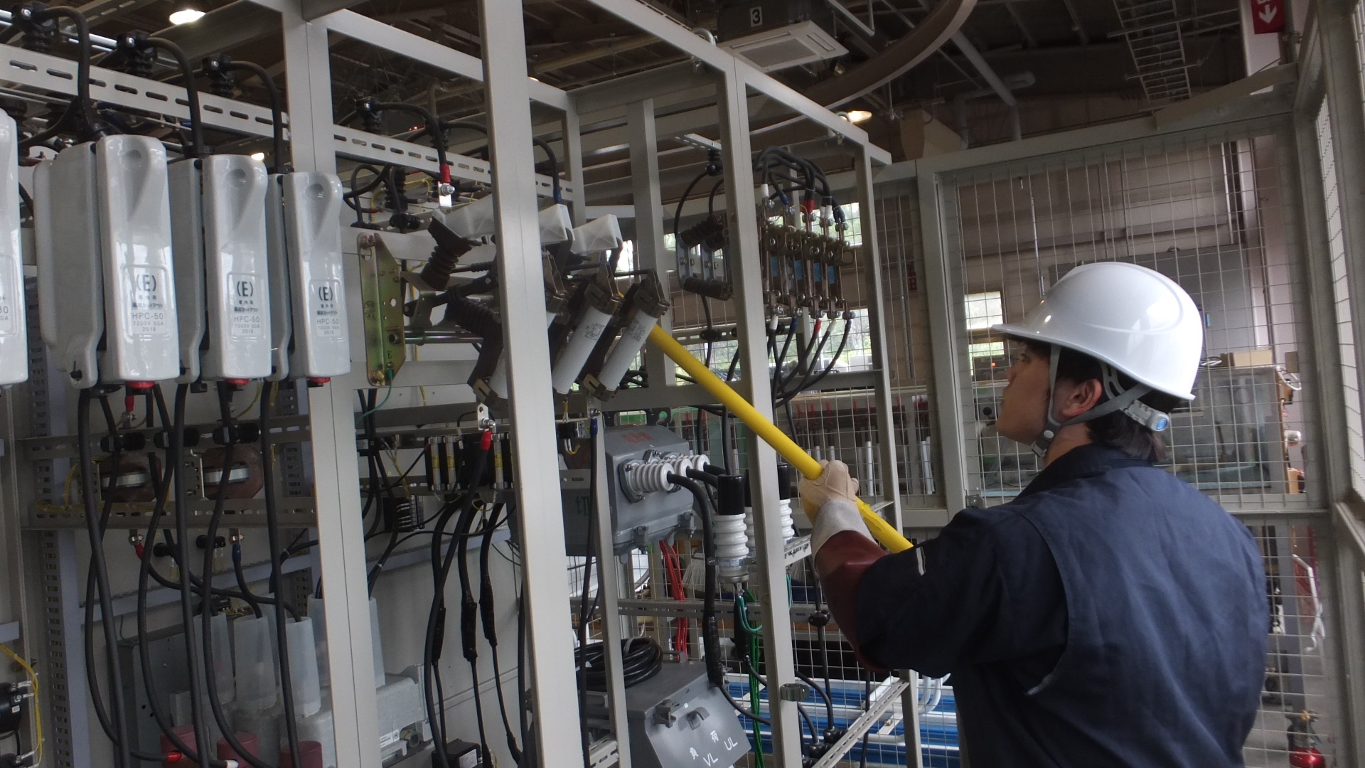 関連設備（防犯・テレビ）と受変電設備訓練風景