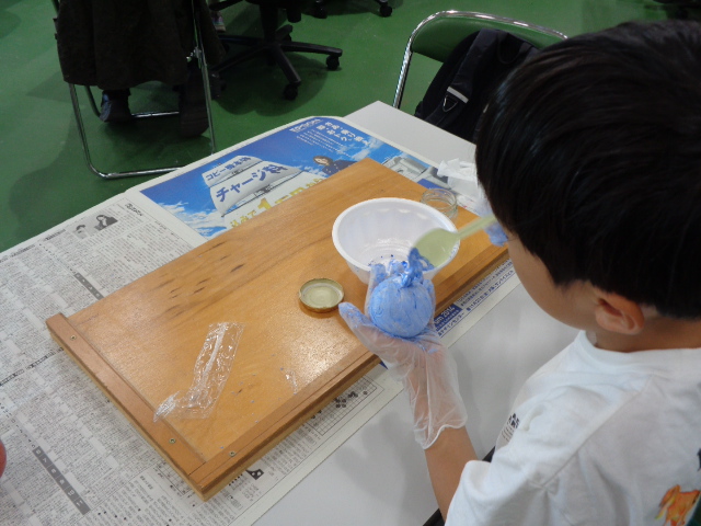 光る泥団子を作ろう