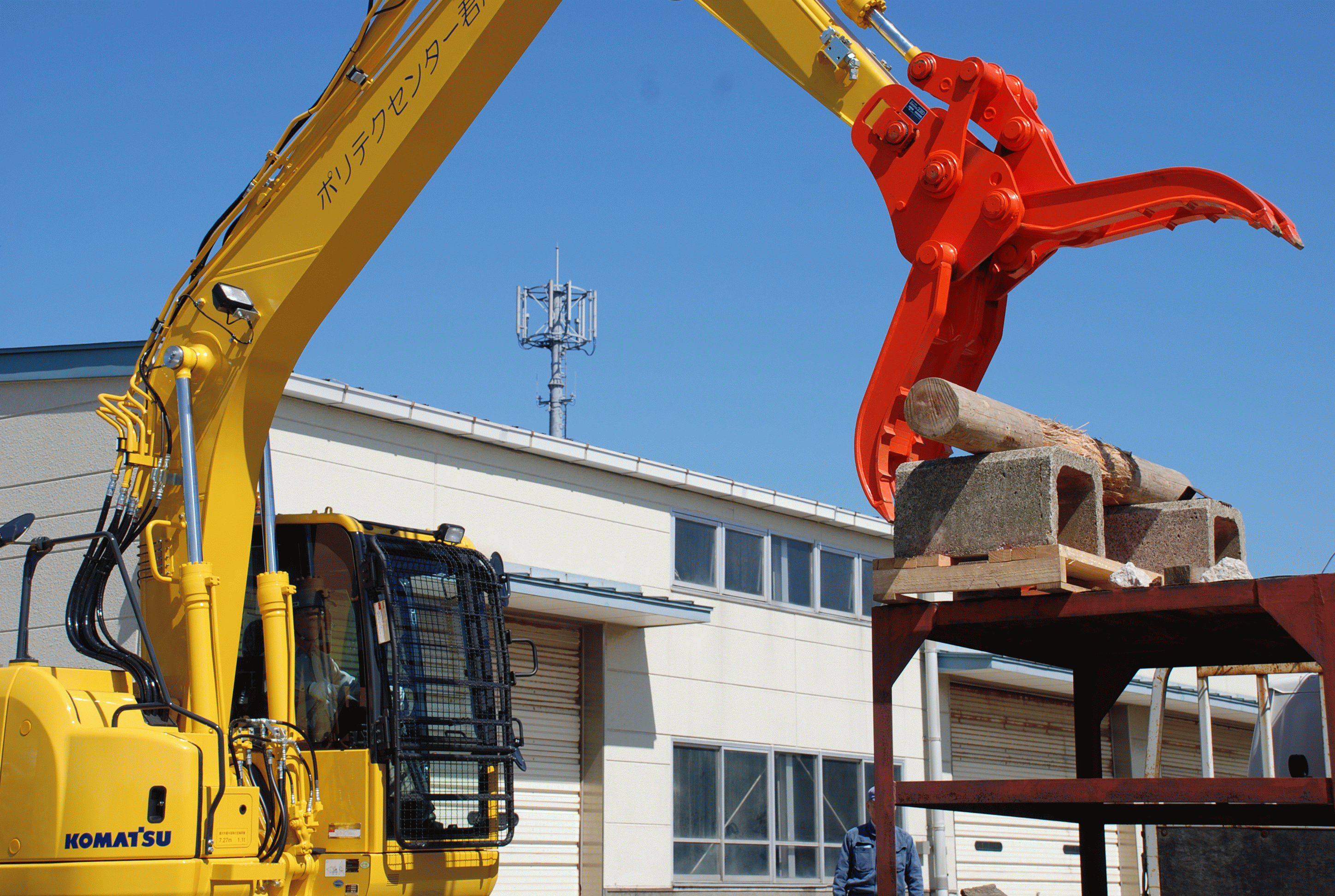 車両系建設機械（解体用）運転実習の様子,ブレーカー,つかみ機