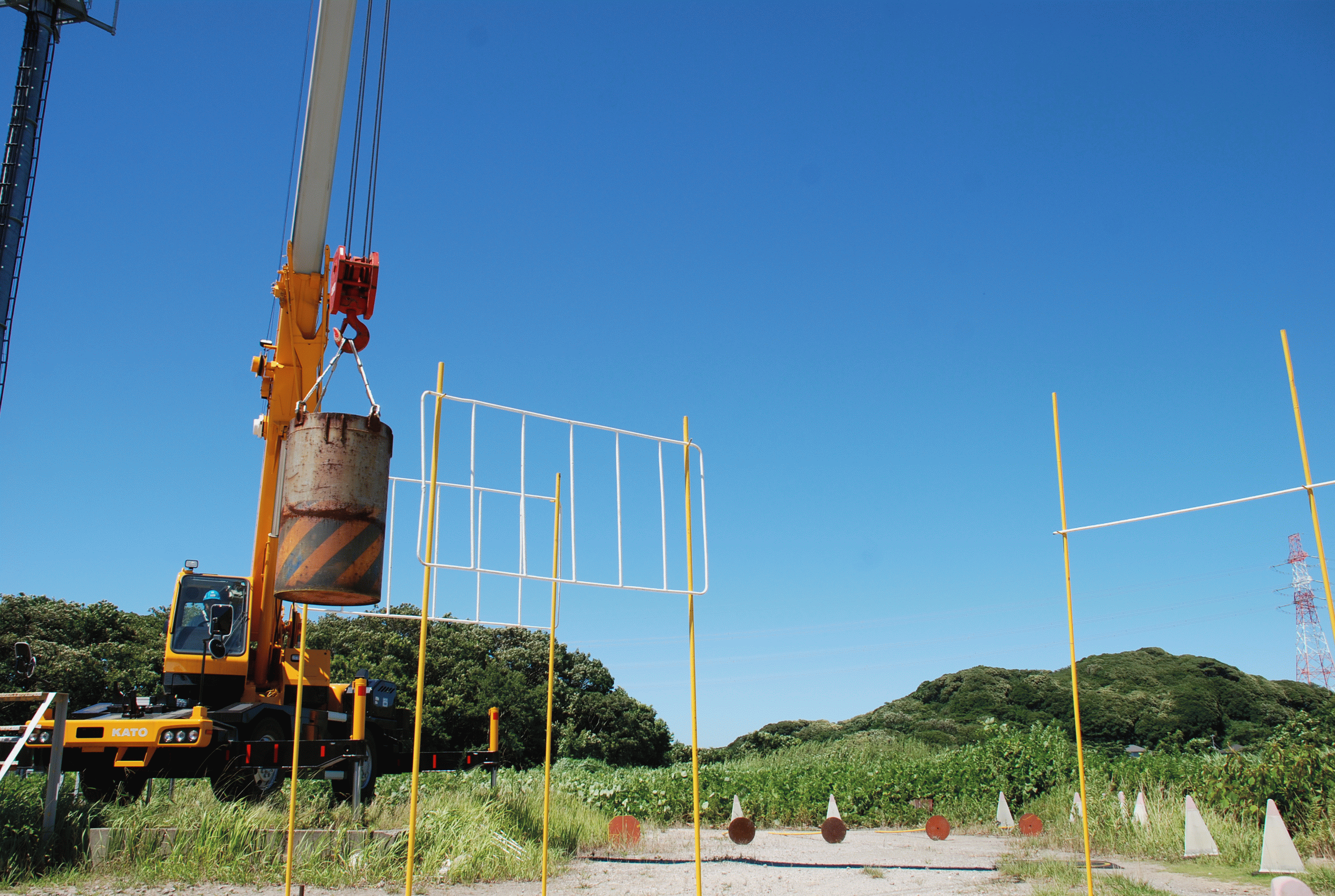 ラフテレーンクレーンによる「移動式クレーン運転士免許」実技試験課題の練習の様子,ラフター