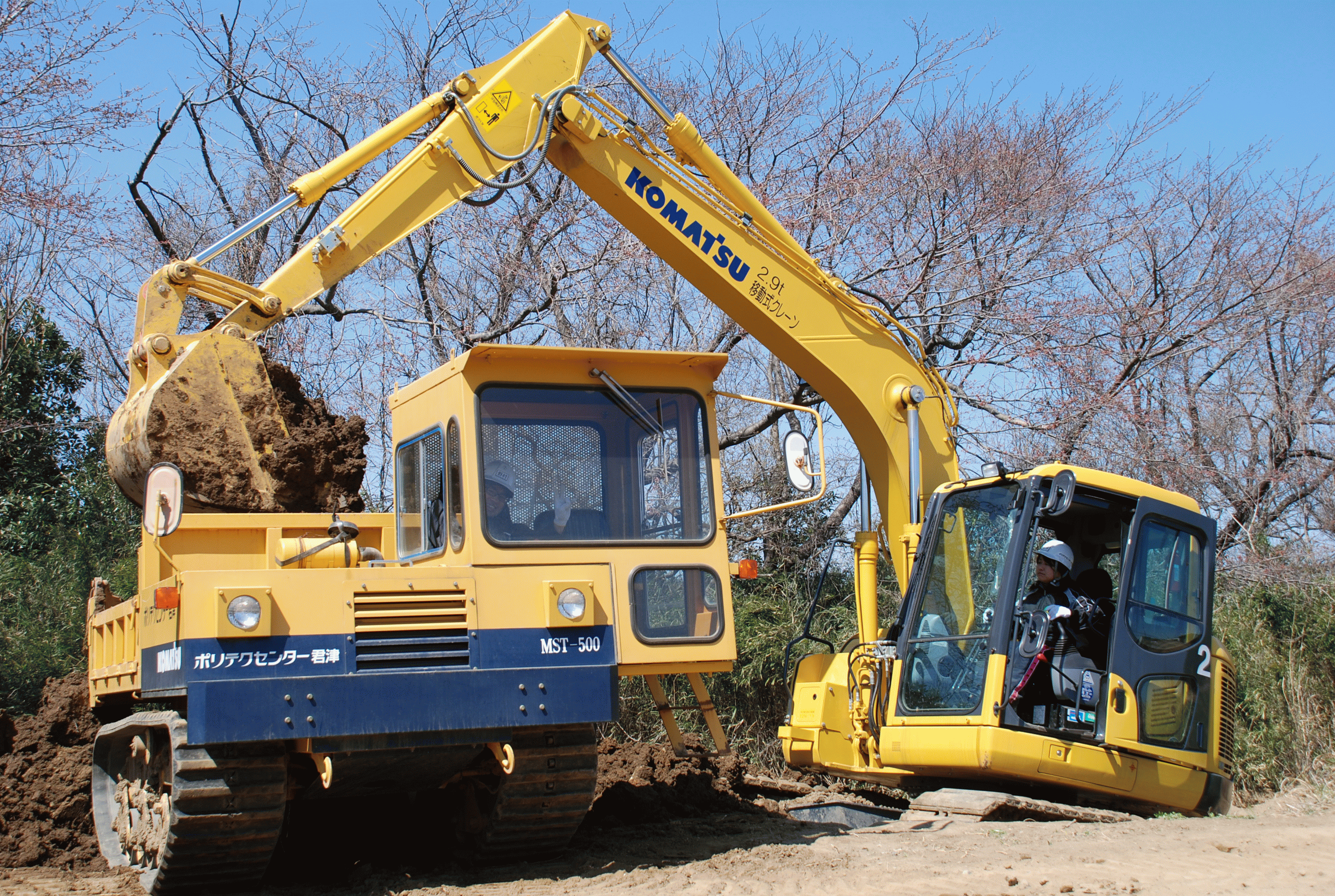 バックホウや不整地運搬車を組み合わせた複合演習の様子,ドラグショベル,不整地運搬車
