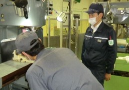 フライス盤加工の作業風景