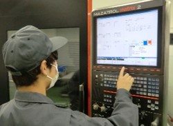 マシニングセンタ作業の風景