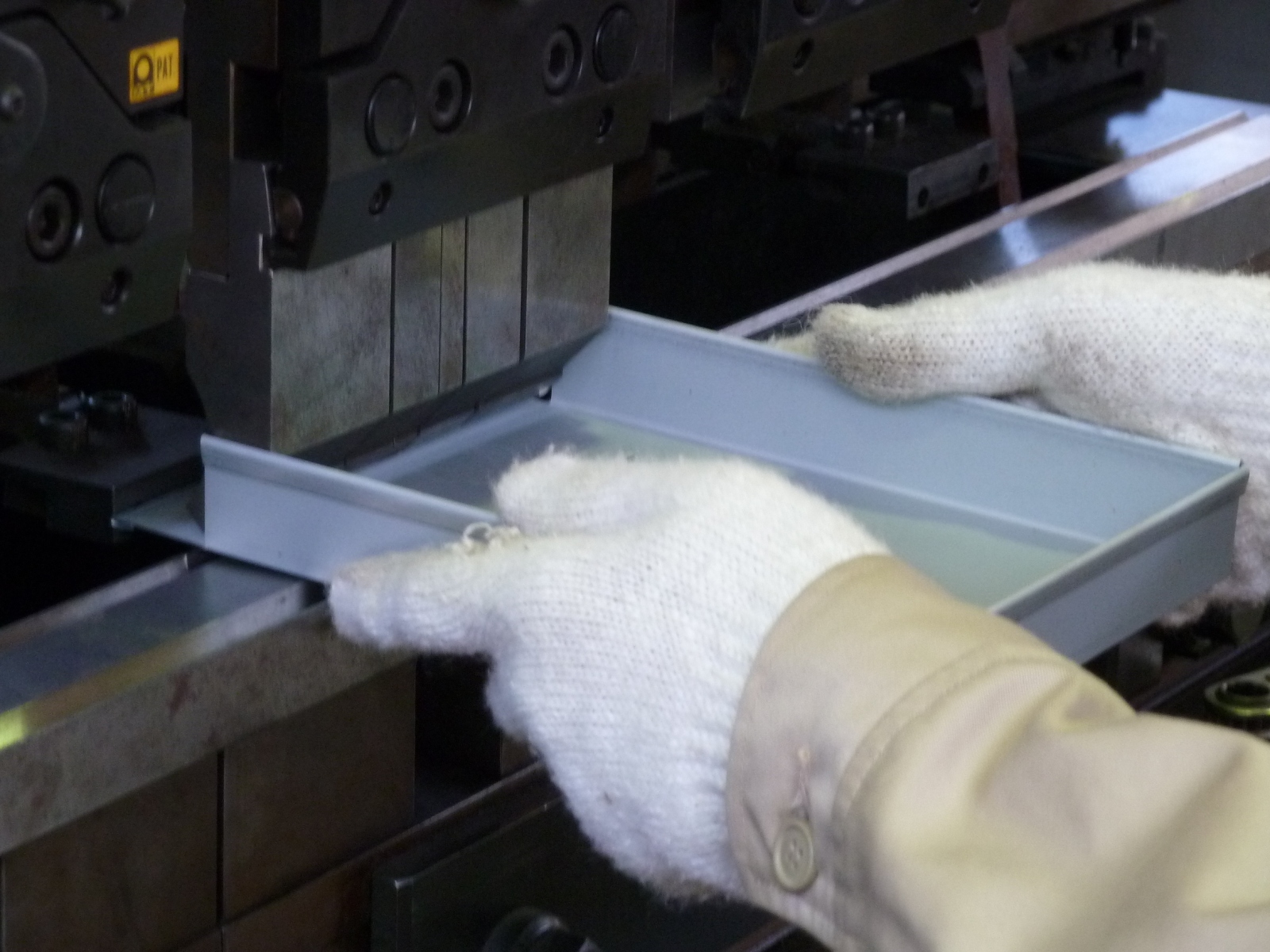 プレスブレーキ作業風景