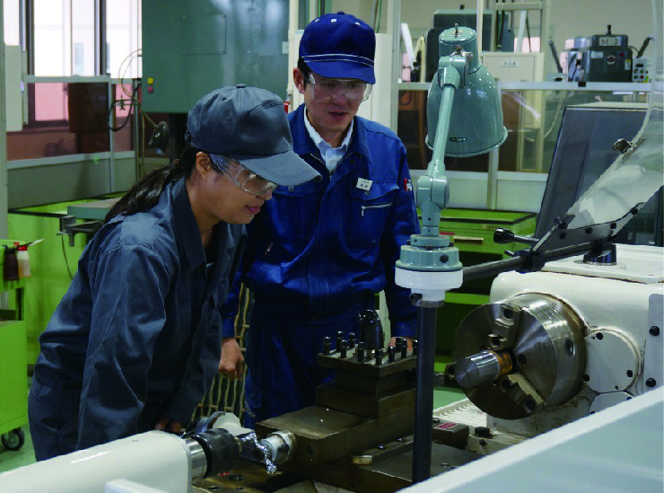 旋盤による金属加工作業