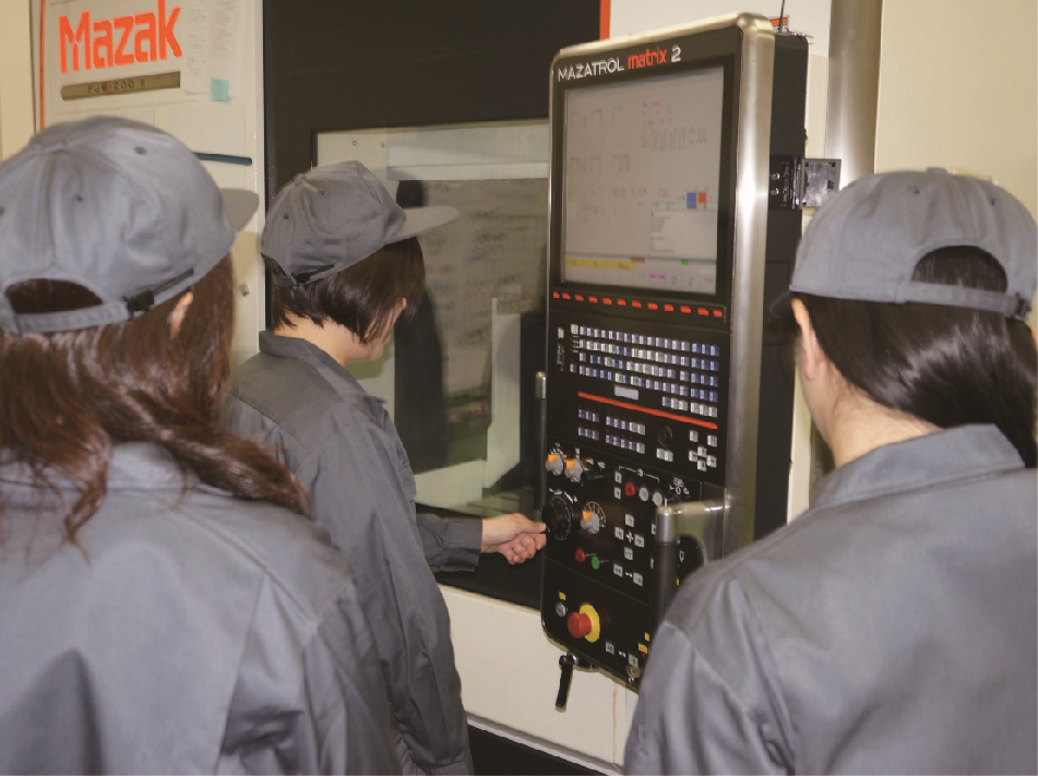 マシニングセンタによる金属加工作業