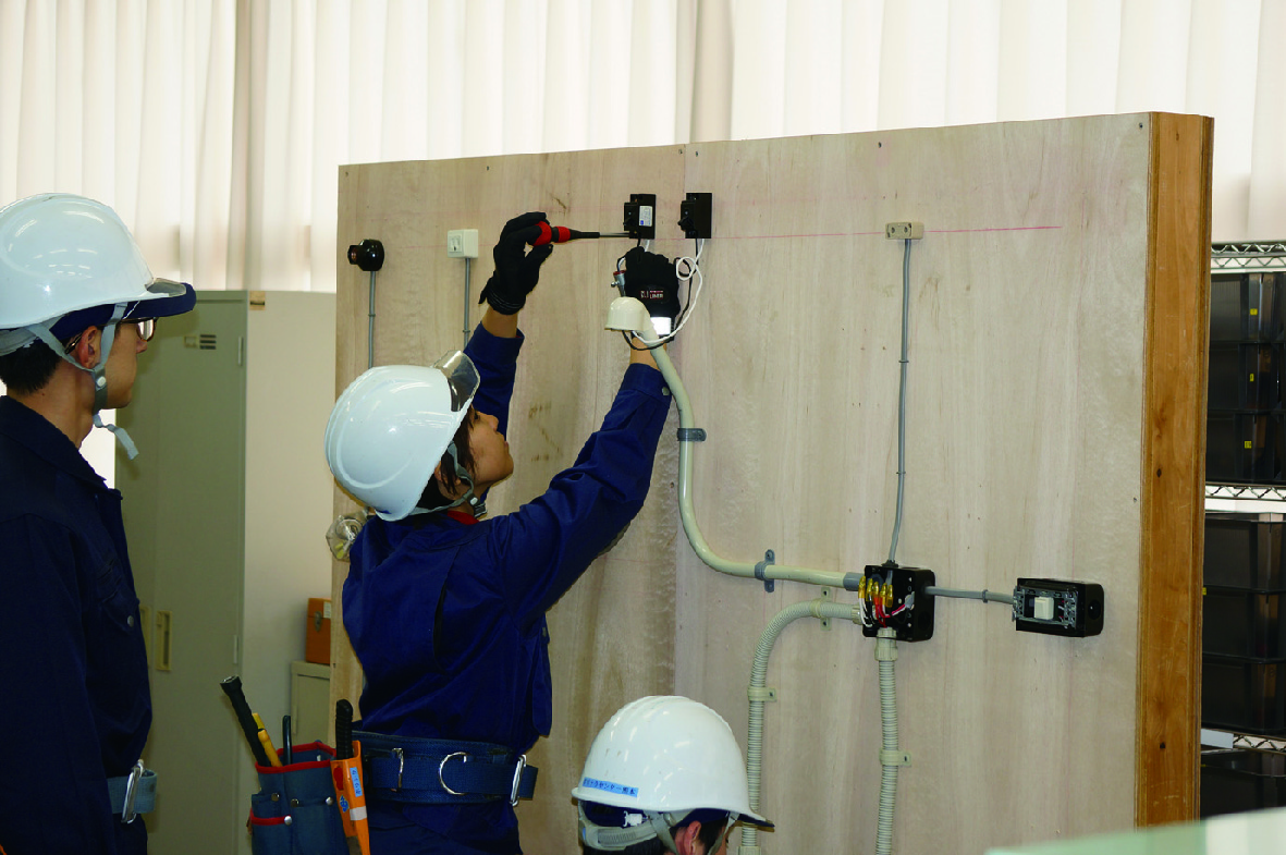 配管・配線の実習（電気機器取付）