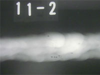 半自動溶接ビードのX線写真（欠陥：ブローホール）の画像
