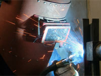 半自動アーク溶接による立向き溶接の実習風景