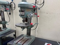 直立ボール盤による穴あけの実習風景