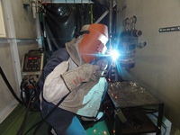 半自動アーク溶接による横向き溶接の実習風景