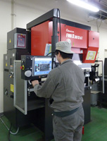 最新機器による曲げ加工の実習風景