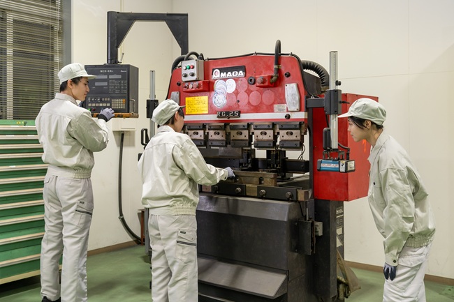 板金・プレス作業風景