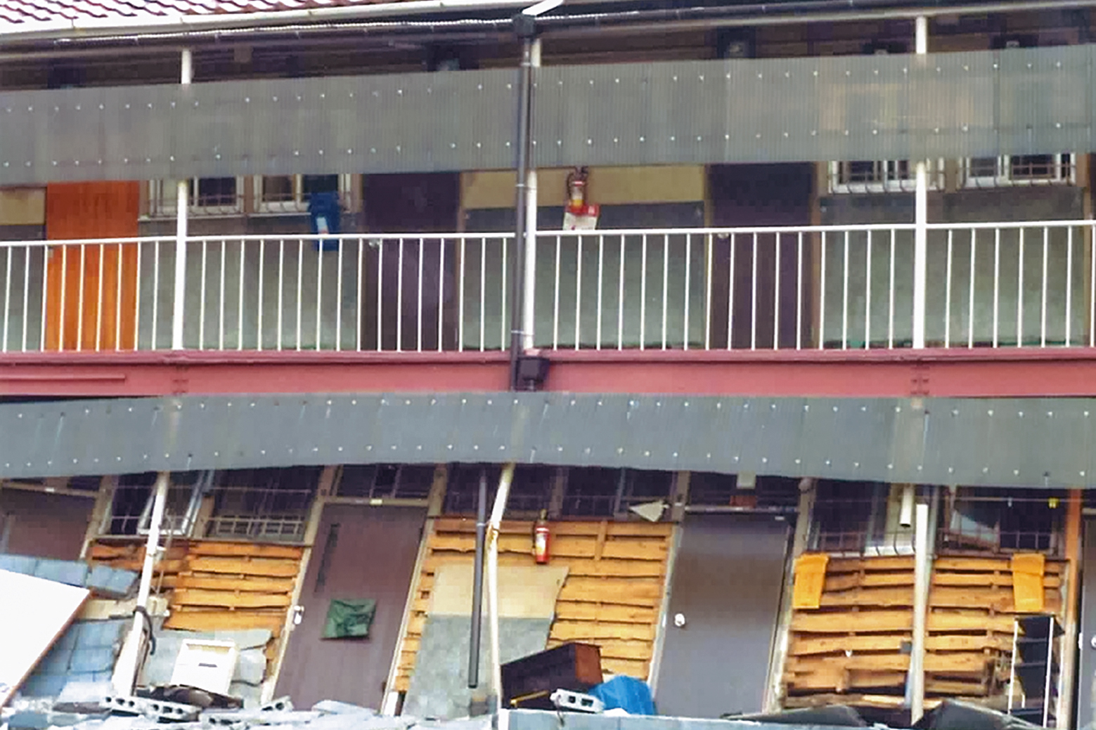地震により倒壊した木造家屋の現地写真