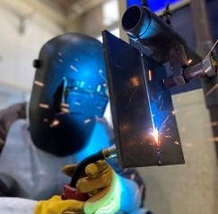半自動アーク溶接写真