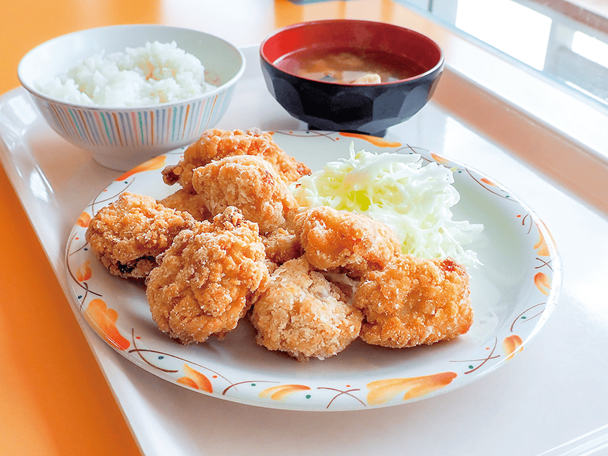 ごはんと味噌汁が付いたからあげ定食
