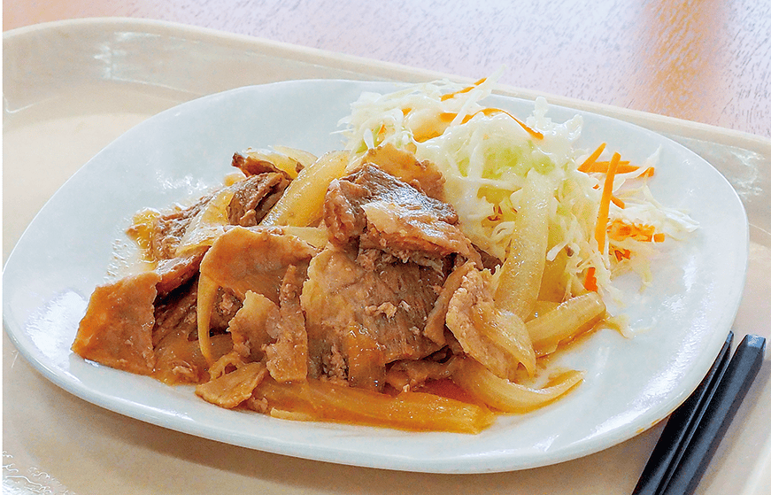 千切りキャベツを添えた生姜焼定食