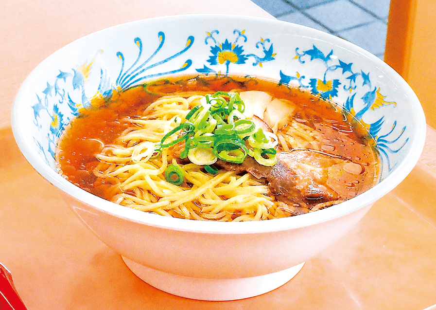赤いスープの中華麺（ラーメン）